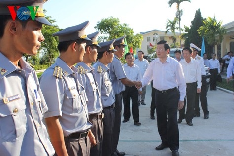 Staatspräsident Truong Tan Sang besucht Fischer, Fischereiaufsichtskräfte und Seepolizei in Da Nang - ảnh 1